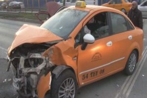 Otomobil Arap aileyi taşıyan taksiye &ccedil;arptı: 4 yaralı