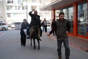 Eşek sırtında bir vekil adayı