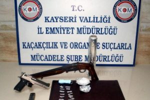 Uyuşturucu satan 2 kişi tutuklandı