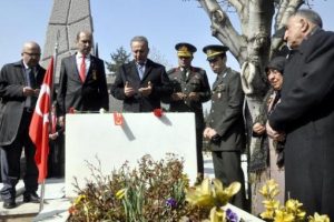 Şehit oğularının fotoğrafını okşadılar
