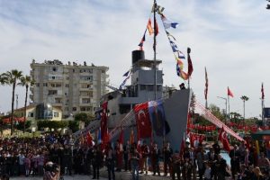 Nusret Mayın Gemisi'ne ziyaret&ccedil;i akını