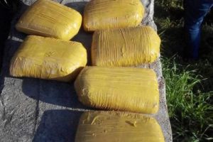Korseye sakladığı 3 kilo esrarla yakalandı
