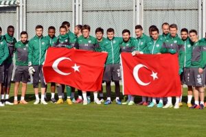 Bursasporlu futbolcular &Ccedil;anakkale şehitlerini andı!