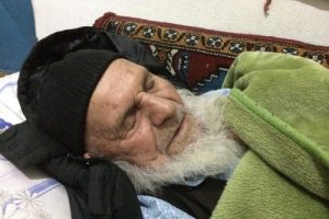 Yaşlı adamın ellerini bağladıktan sonra parasını aldılar