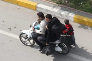 Motosiklette tehlikeli yolculuk