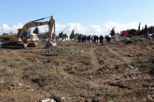 Mezarlıkta işmakinesi ile d&uuml;zenlemeye tepki