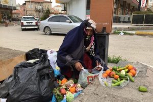 &Ccedil;ocuğunu yaşatmak i&ccedil;in &ccedil;&ouml;pten meyve-sebze topluyor
