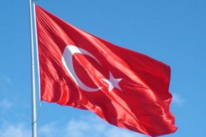Batman'da okul bah&ccedil;esindeki T&uuml;rk bayrağı indirildi