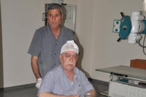 Uyanmayan oğlunu &ouml;ld&uuml; sanınca doktoru sopayla d&ouml;vd&uuml;