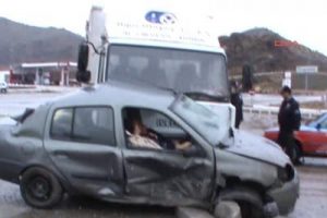 Kamyonla &ccedil;arpışan otomobildeki &ccedil;ift &ouml;ld&uuml;