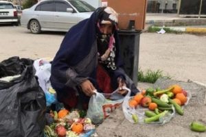 &Ccedil;ocuğu i&ccedil;in &ccedil;&ouml;pten yemek topluyor!