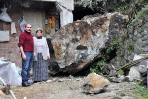 Yama&ccedil;tan kopan kaya k&uuml;tlesi eve &ccedil;arptı
