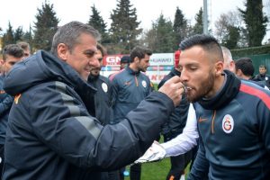 Galatasaray'da Yasin'e doğum g&uuml;n&uuml; s&uuml;rprizi