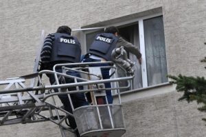 Bı&ccedil;aklı şizofren hastasına polis m&uuml;dahalesi