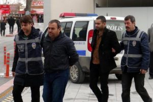 Kurusıkı tabancaları d&ouml;n&uuml;şt&uuml;r&uuml;p satan 3 kişi yakalandı