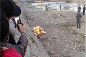 Kur'an-ı Kerim yakan kadın lin&ccedil; edildi