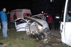 Otob&uuml;sle &ccedil;arpışan otomobil hurdaya d&ouml;nd&uuml;