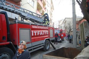 Yangın vatandaşı sokağa d&ouml;kt&uuml;