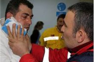 Doktoru bı&ccedil;akladı, ambulans şof&ouml;r&uuml;n&uuml;n y&uuml;z&uuml;n&uuml; ısırdı!