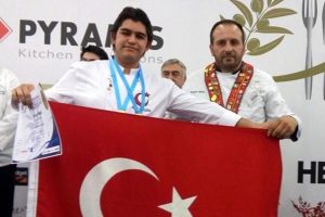 Liseli aş&ccedil;ı Yunanistan'dan da &ouml;d&uuml;lle d&ouml;nd&uuml;