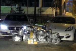 L&uuml;ks otomobillerden 107 kilo esrar &ccedil;ıktı