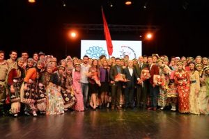 'Savaş değil, barışın &ouml;yk&uuml;s&uuml;' Nil&uuml;fer'de sahnelendi