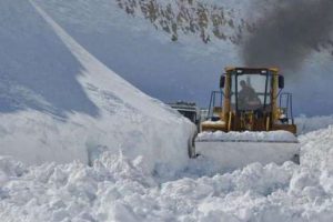 Van-Bah&ccedil;esaray yoluna &ccedil;ığ d&uuml;şt&uuml;
