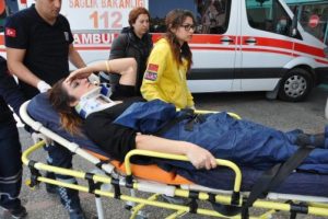 Kız &ouml;ğrenci, kadın m&uuml;d&uuml;r yardımcısını hastanelik etti