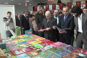 Arnavutk&ouml;y'deki kitap fuarı b&uuml;y&uuml;k ilgi g&ouml;rd&uuml;