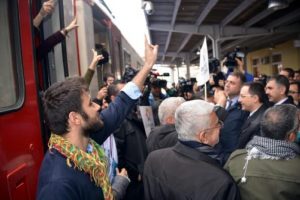 Barış Treni Diyarbakır'da halaylarla karşılandı