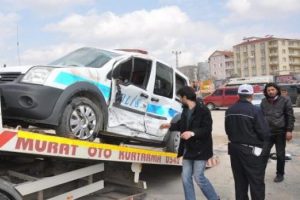 Otomobil polis aracına &ccedil;arptı: 3 polis yaralı