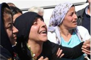 Acılı anne polisin kafasına yumruk attı!