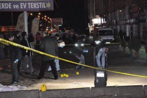 Tunceli'de zırhlı ara&ccedil; taşlandı, polisler havaya ateş a&ccedil;tı