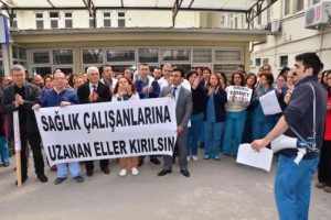 Manisa'da sağlık &ccedil;alışanlarından şiddete karşı protesto