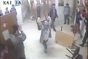 Veliler okulu savaş alanına &ccedil;evirdi