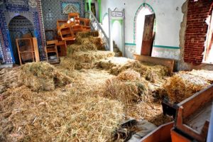 Bursa'da eski camiyi samanlık yaptılar