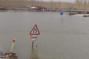 Taşkın nedeniyle k&ouml;y yolları kapandı