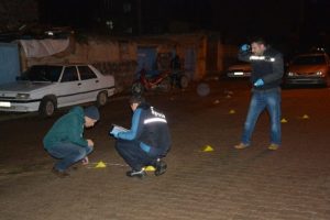 Pompalı t&uuml;fek ve tabancalarla evi kurşunladılar