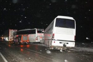 MHP'lileri taşıyan otob&uuml;s kaza yaptı! &Ouml;l&uuml; ve yaralılar var