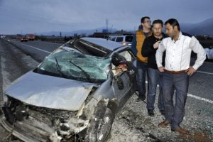 Ara&ccedil;ta sıkışan kadını itfaiye kurtardı