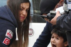 112 g&ouml;revlisi yaralı &ccedil;ocukla birlikte ağladı