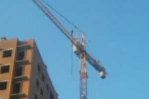 Onlarca metre y&uuml;ksekten &ouml;l&uuml;me d&uuml;şt&uuml;