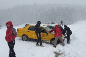 Uludağ yolunda ara&ccedil;lar yoldan &ccedil;ıktı!