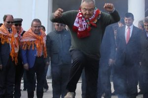Deniz Baykal Nevruz ateşinin &uuml;zerinden atladı