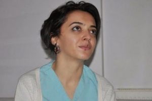 El kol hareketi yaptığı iddia edilen diş hekimi g&ouml;z altına alındı