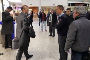 Tolga &Ouml;zkalfa havaalanında penaltı tepkisi