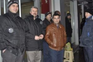 2 g&uuml;nd&uuml;r banka &ouml;n&uuml;nde bekliyorlar!