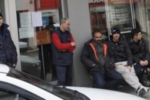 Ev sahibi olmak i&ccedil;in banka &ouml;n&uuml;nde n&ouml;bet tutuyorlar