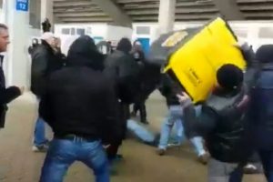 G&ouml;z&uuml; karardı, polise &ccedil;&ouml;p bidonu fırlattı!