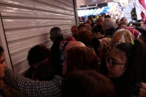 Sinirler gerildi, kapılar yumruklandı! Sebebi ise...